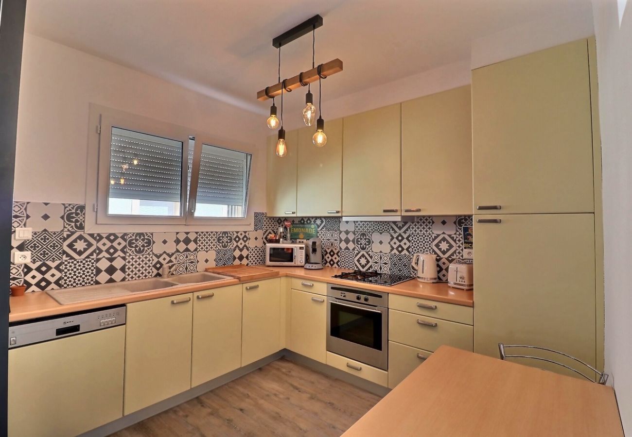 Maison à Valras-Plage - Maison avec jacuzzi au centre-ville à 650 m de la plage (ref 323010)