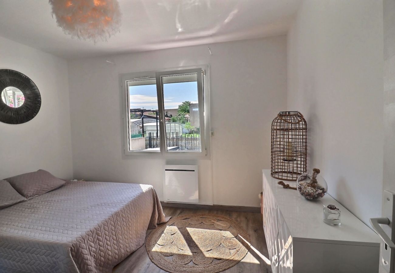 Maison à Valras-Plage - Maison avec jacuzzi au centre-ville à 650 m de la plage (ref 323010)