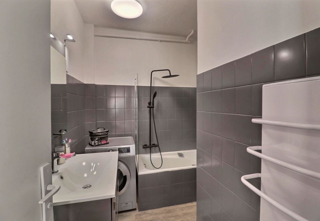 Maison à Valras-Plage - Maison avec jacuzzi au centre-ville à 650 m de la plage (ref 323010)