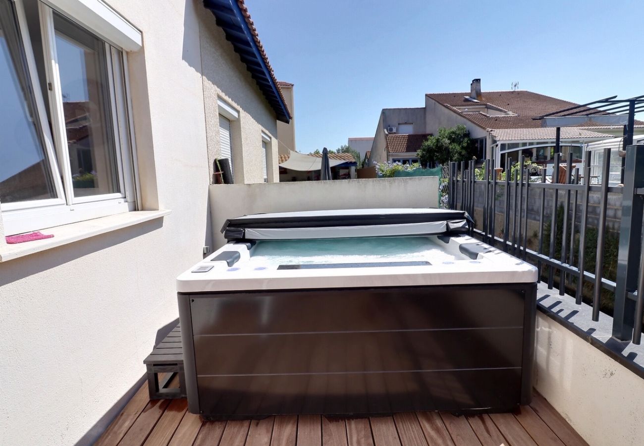 Maison à Valras-Plage - Maison avec jacuzzi au centre-ville à 650 m de la plage (ref 323010)