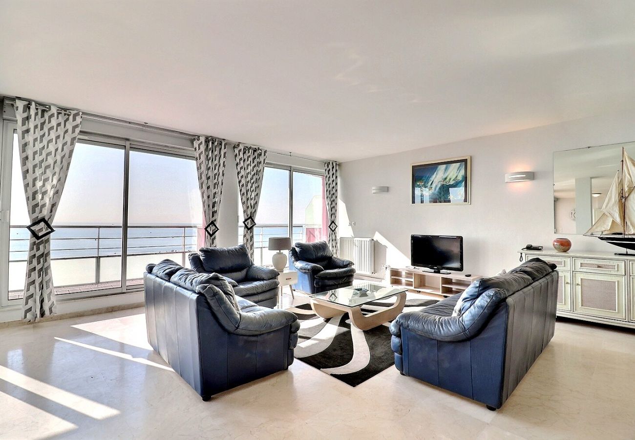Appartement à Valras-Plage - Appartement spacieux avec vue panoramique sur la mer et la plage. (Réf 330490)