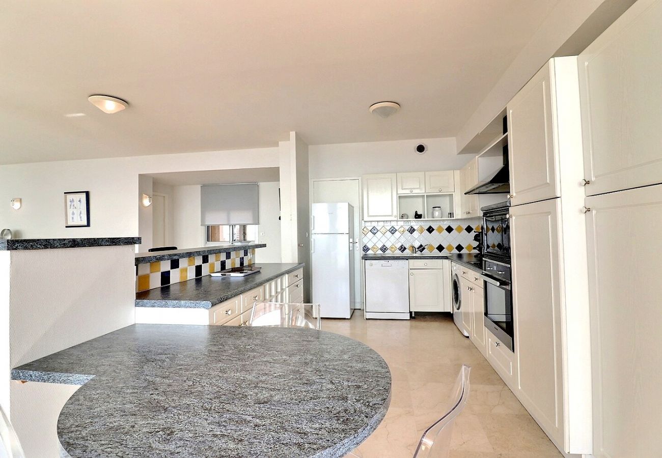 Appartement à Valras-Plage - Appartement spacieux avec vue panoramique sur la mer et la plage. (Réf 330490)
