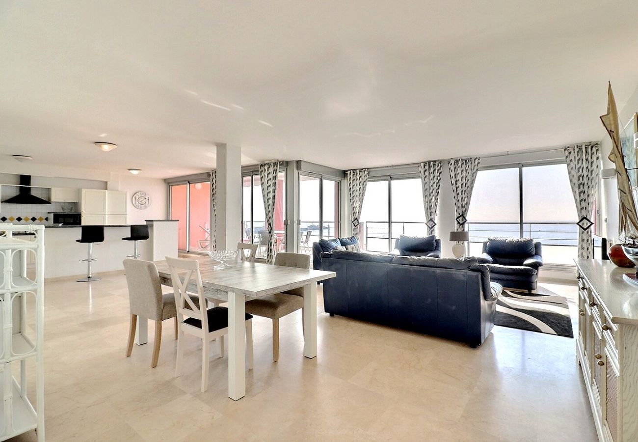 Appartement à Valras-Plage - Appartement spacieux avec vue panoramique sur la mer et la plage. (Réf 330490)