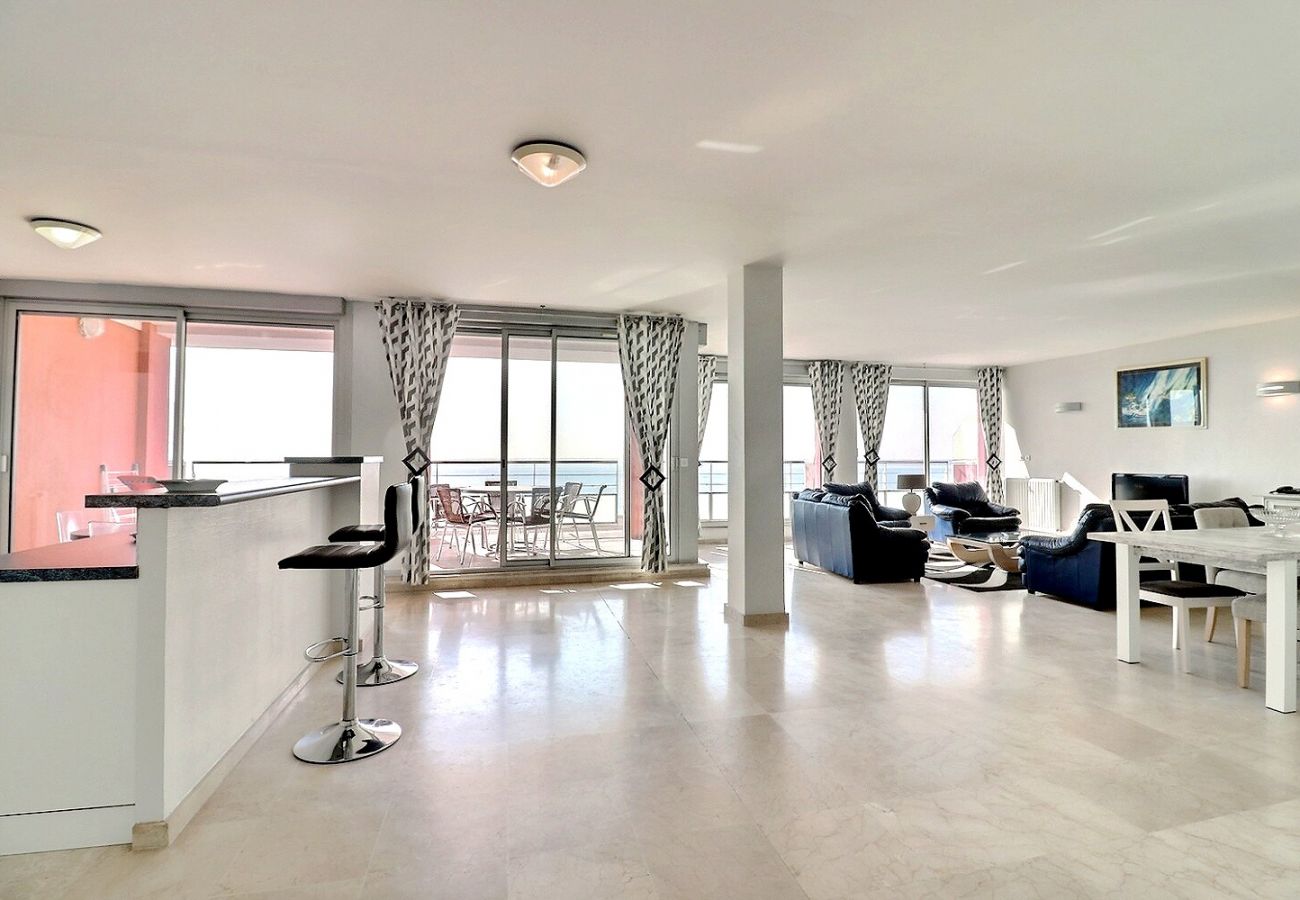 Appartement à Valras-Plage - Appartement spacieux avec vue panoramique sur la mer et la plage. (Réf 330490)