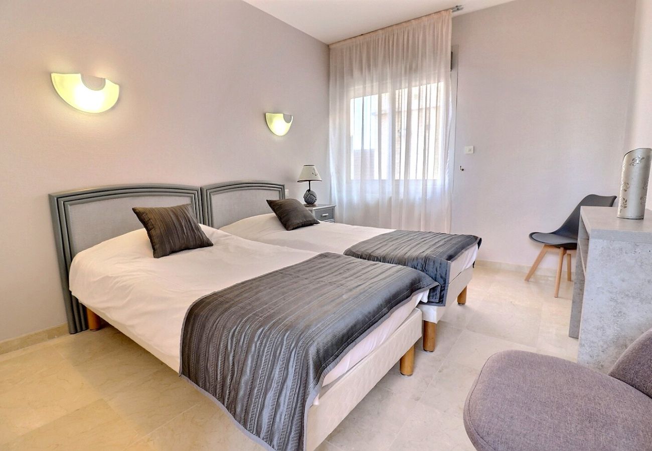 Appartement à Valras-Plage - Appartement spacieux avec vue panoramique sur la mer et la plage. (Réf 330490)