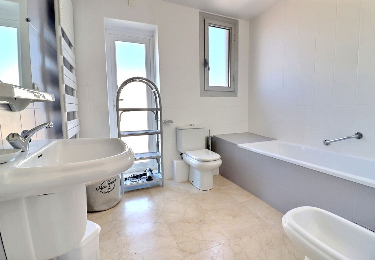 Appartement à Valras-Plage - Appartement spacieux avec vue panoramique sur la mer et la plage. (Réf 330490)