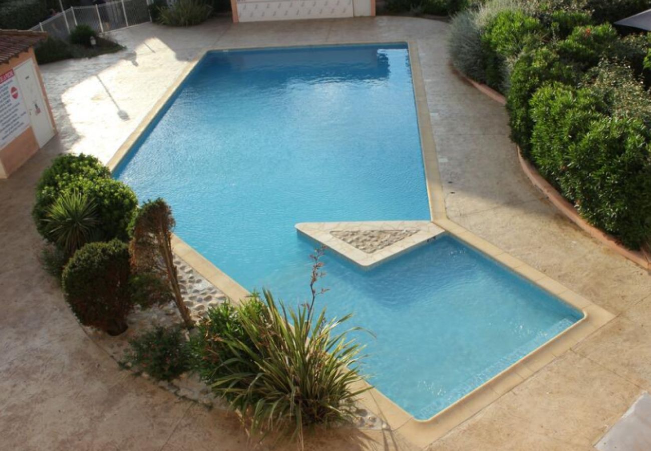 Appartement à Valras-Plage - Appartement pour 4 personnes dans une résidence avec piscine,30 m de la mer (ref 334472)