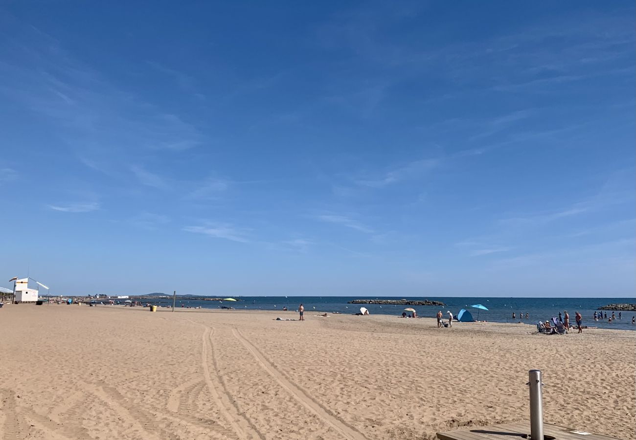 Studio à Valras-Plage - LES CLAPOTIS - Agreable studio-cabine vue mer 4 personnes à 20 m de la plage (ref 336990)