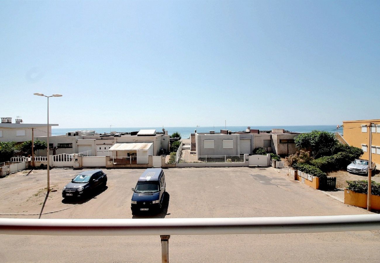 Studio à Valras-Plage - LES CLAPOTIS - Agreable studio-cabine vue mer 4 personnes à 20 m de la plage (ref 336990)