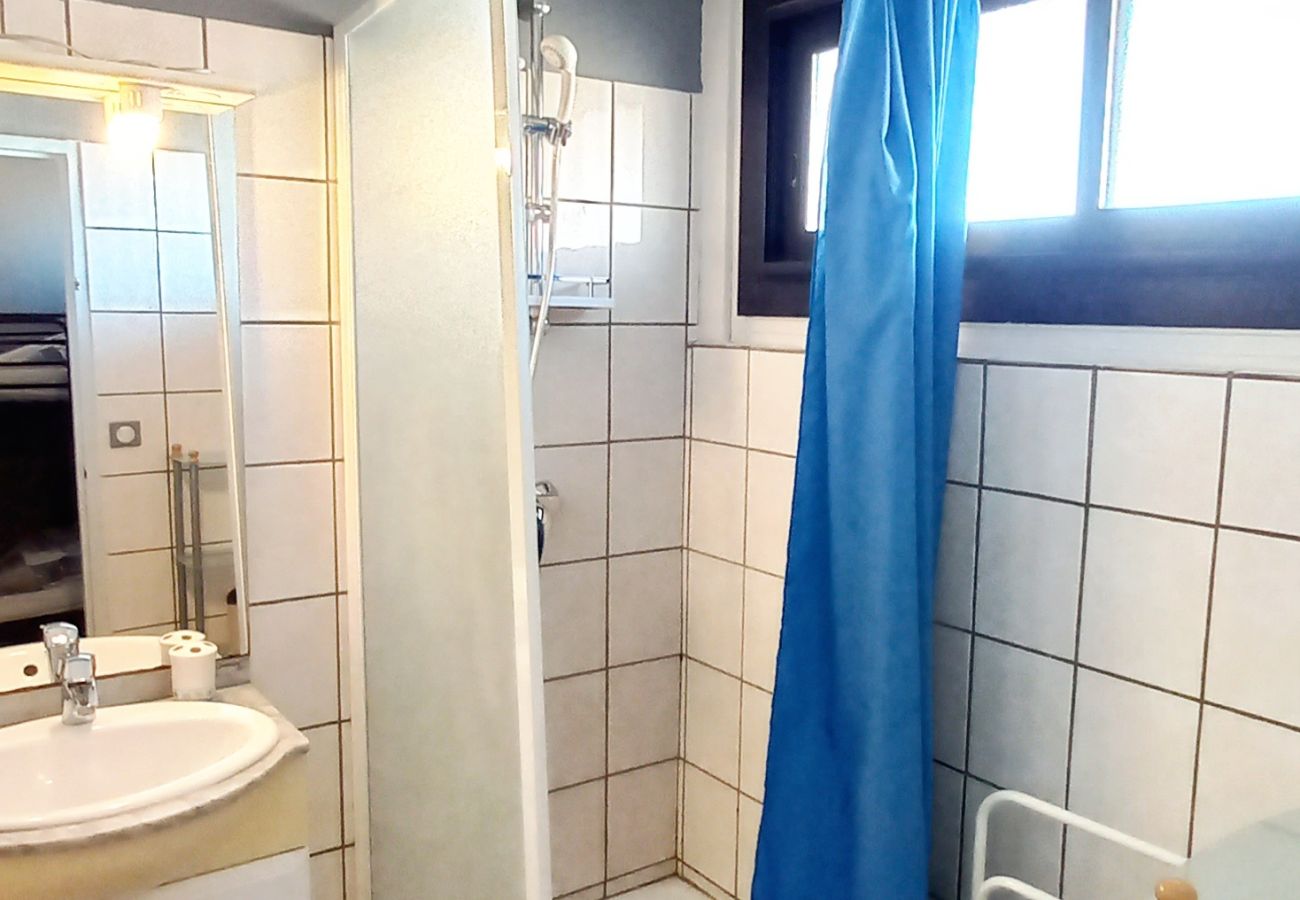 Studio à Valras-Plage - LES CLAPOTIS - Agreable studio-cabine vue mer 4 personnes à 20 m de la plage (ref 336990)