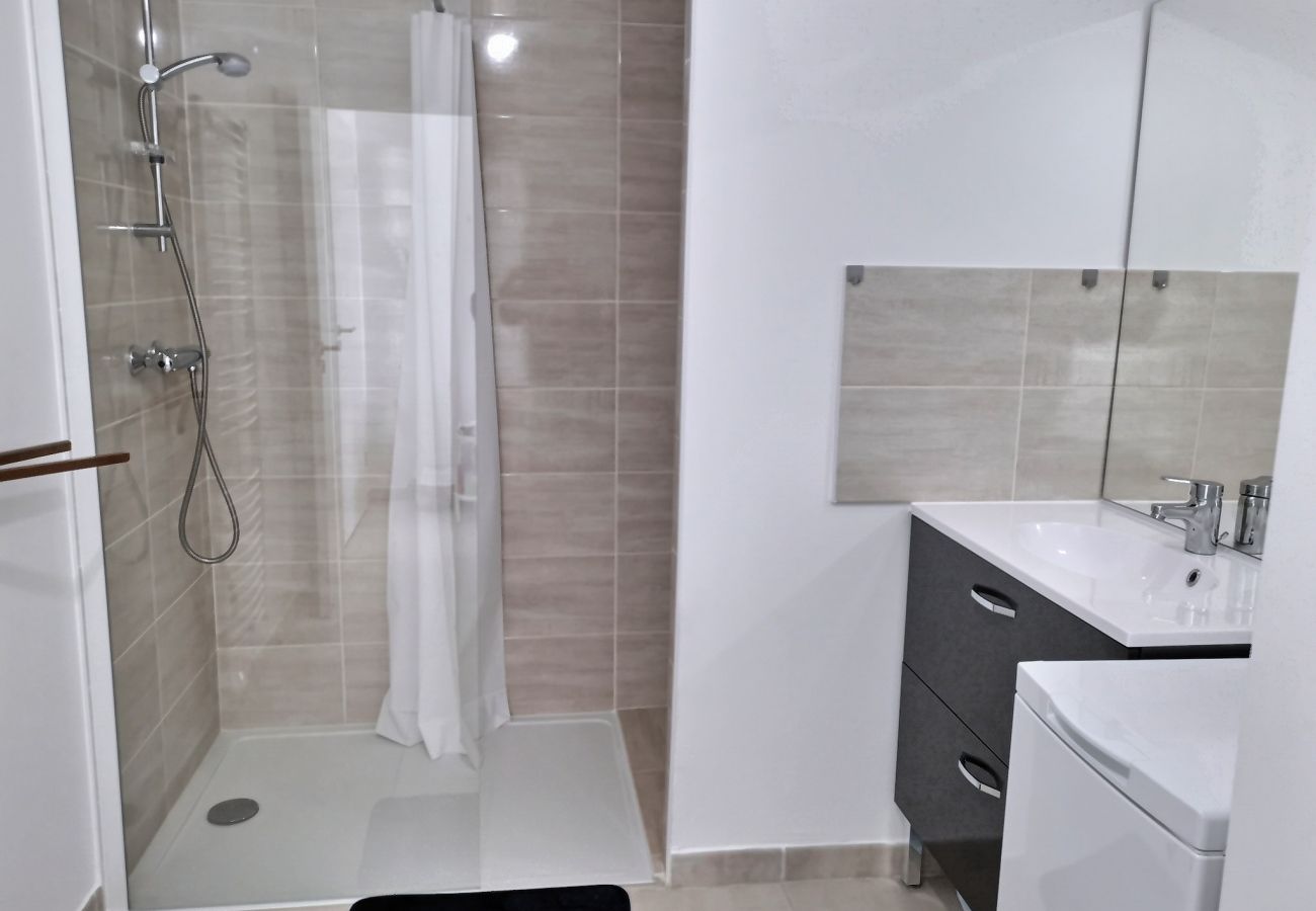 Appartement à Sérignan - Confort moderne à Sérignan : 2 chambres, terrasse, parking et wifi