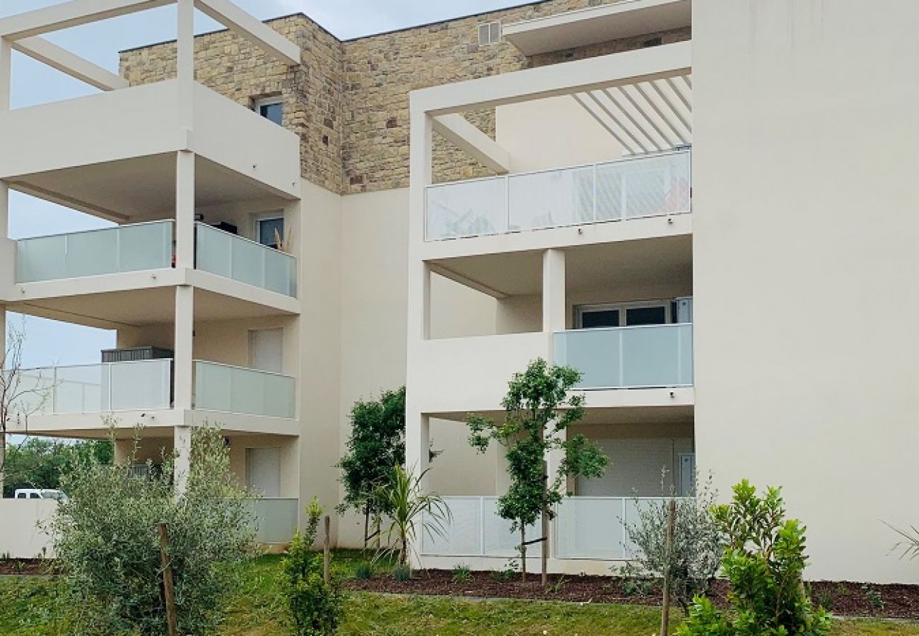 Appartement à Sérignan - Confort moderne à Sérignan : 2 chambres, terrasse, parking et wifi