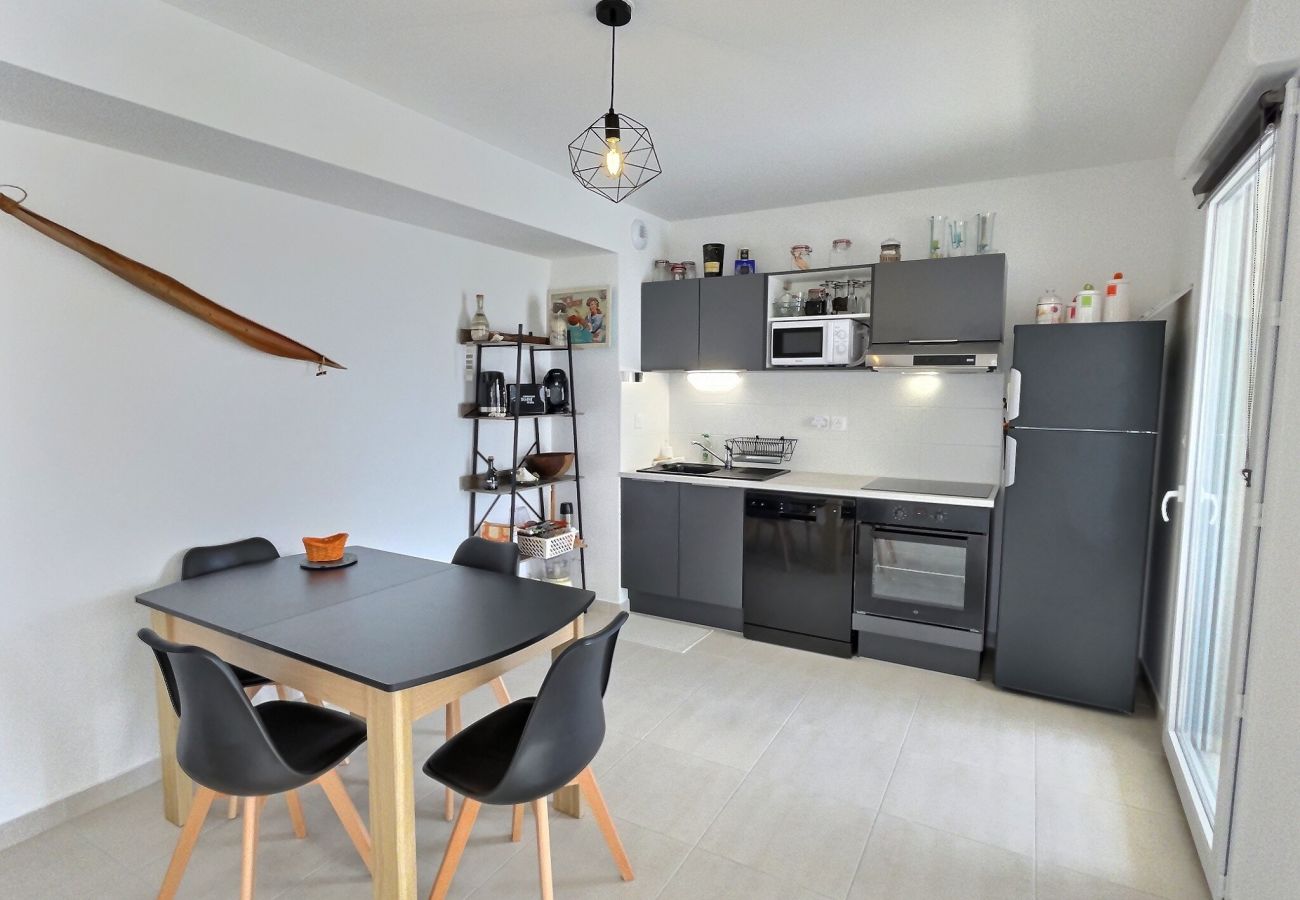 Appartement à Sérignan - Confort moderne à Sérignan : 2 chambres, terrasse, parking et wifi