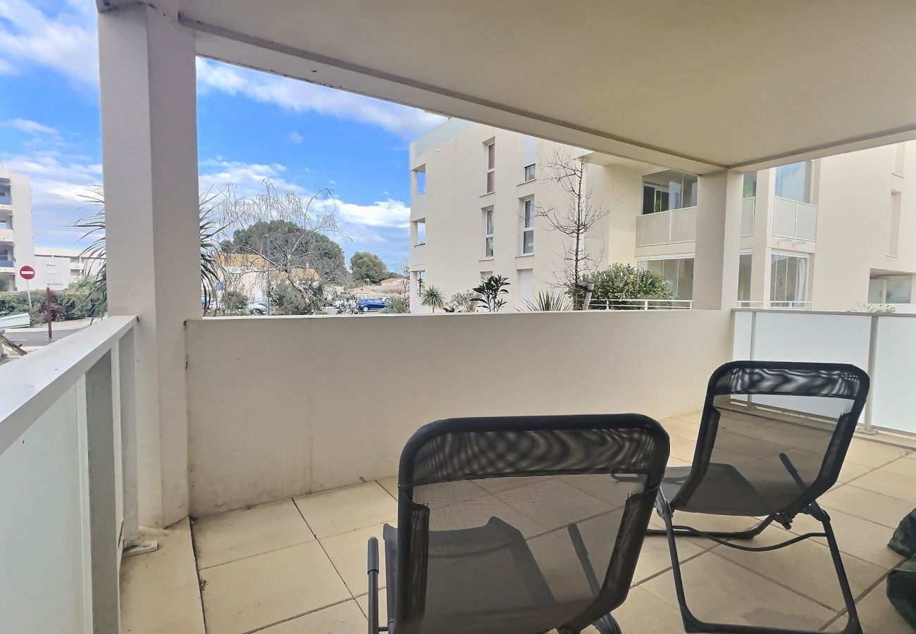 Appartement à Sérignan - Confort moderne à Sérignan : 2 chambres, terrasse, parking et wifi