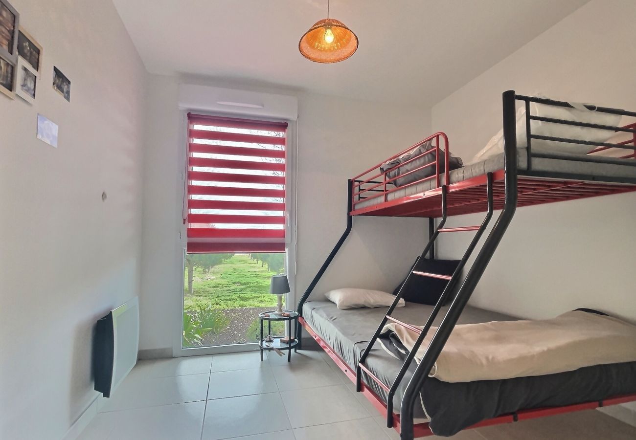 Appartement à Sérignan - Confort moderne à Sérignan : 2 chambres, terrasse, parking et wifi