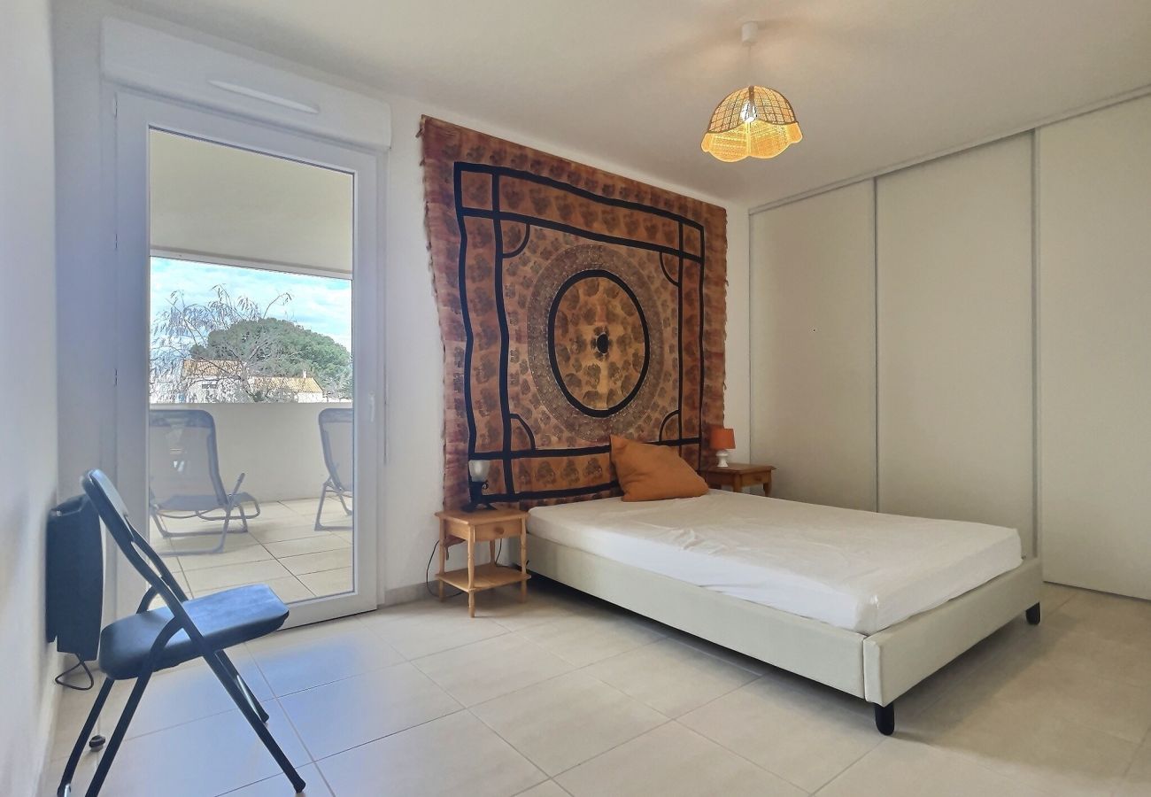 Appartement à Sérignan - Confort moderne à Sérignan : 2 chambres, terrasse, parking et wifi