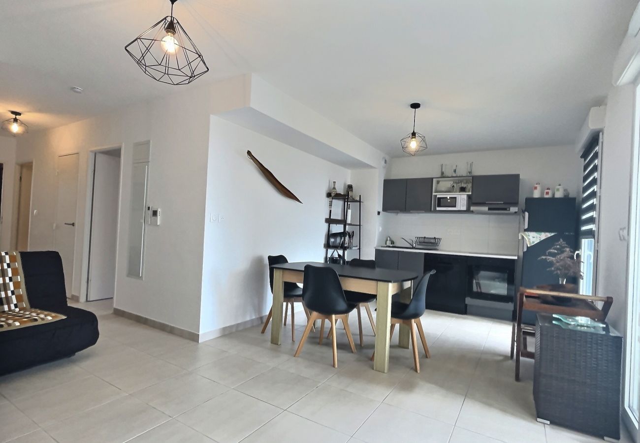Appartement à Sérignan - Confort moderne à Sérignan : 2 chambres, terrasse, parking et wifi