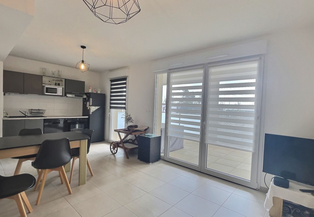 Appartement à Sérignan - Confort moderne à Sérignan : 2 chambres, terrasse, parking et wifi