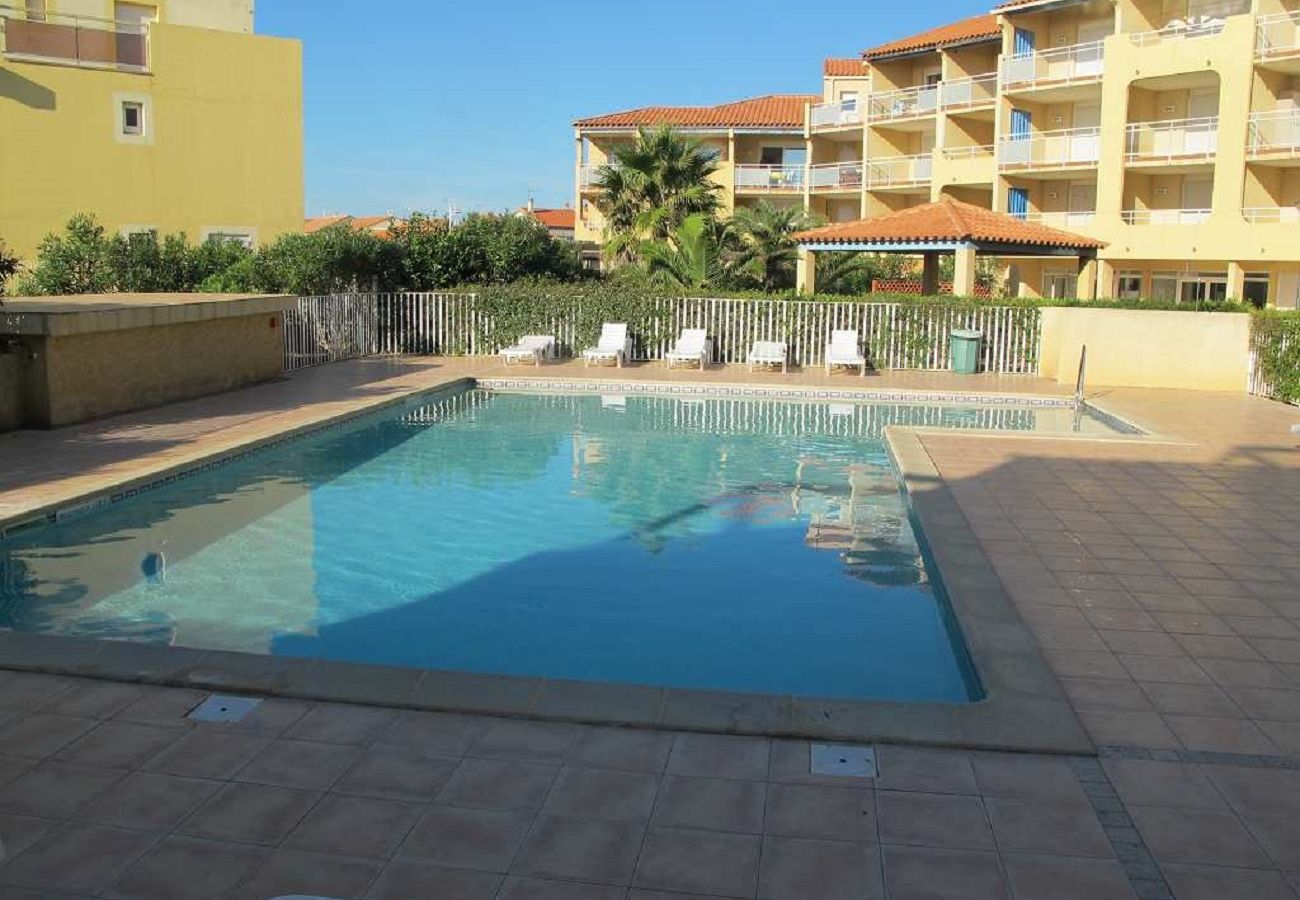 Appartement à Valras-Plage - Agréable appartement avec jardin et piscine commune (ref 379260)