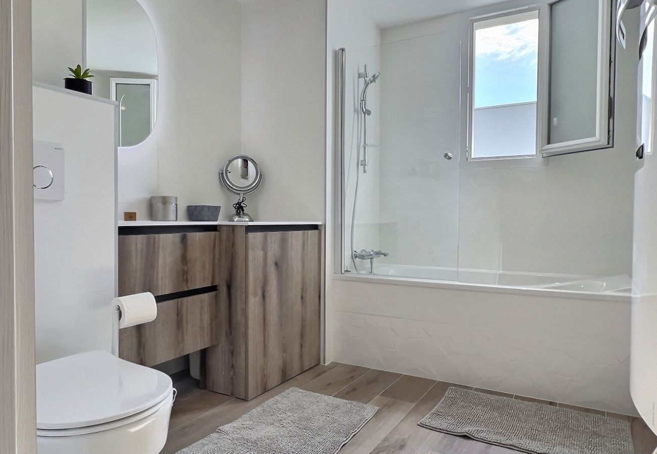 Appartement à Sérignan -  Appartement d’exception avec terrasse panoramique, jacuzzi & piscine – The Best Partner Immoplage by Valras'Loc
