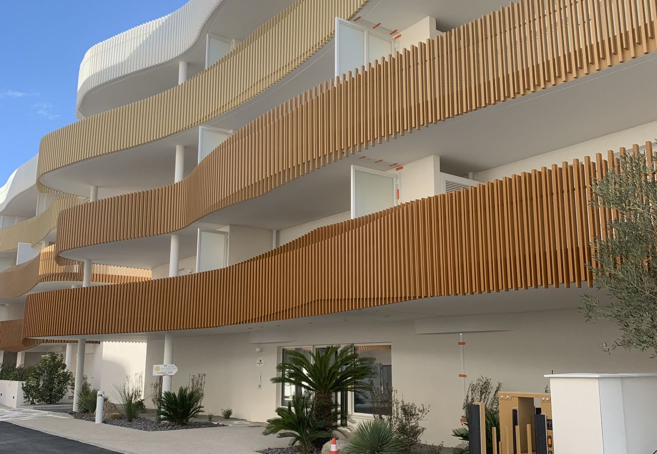Appartement à Sérignan -  Appartement d’exception avec terrasse panoramique, jacuzzi & piscine – The Best Partner Immoplage by Valras'Loc