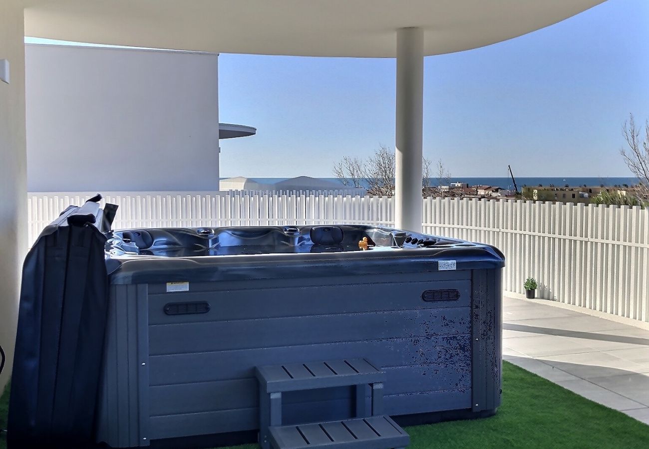 Appartement à Sérignan -  Appartement d’exception avec terrasse panoramique, jacuzzi & piscine – The Best Partner Immoplage by Valras'Loc
