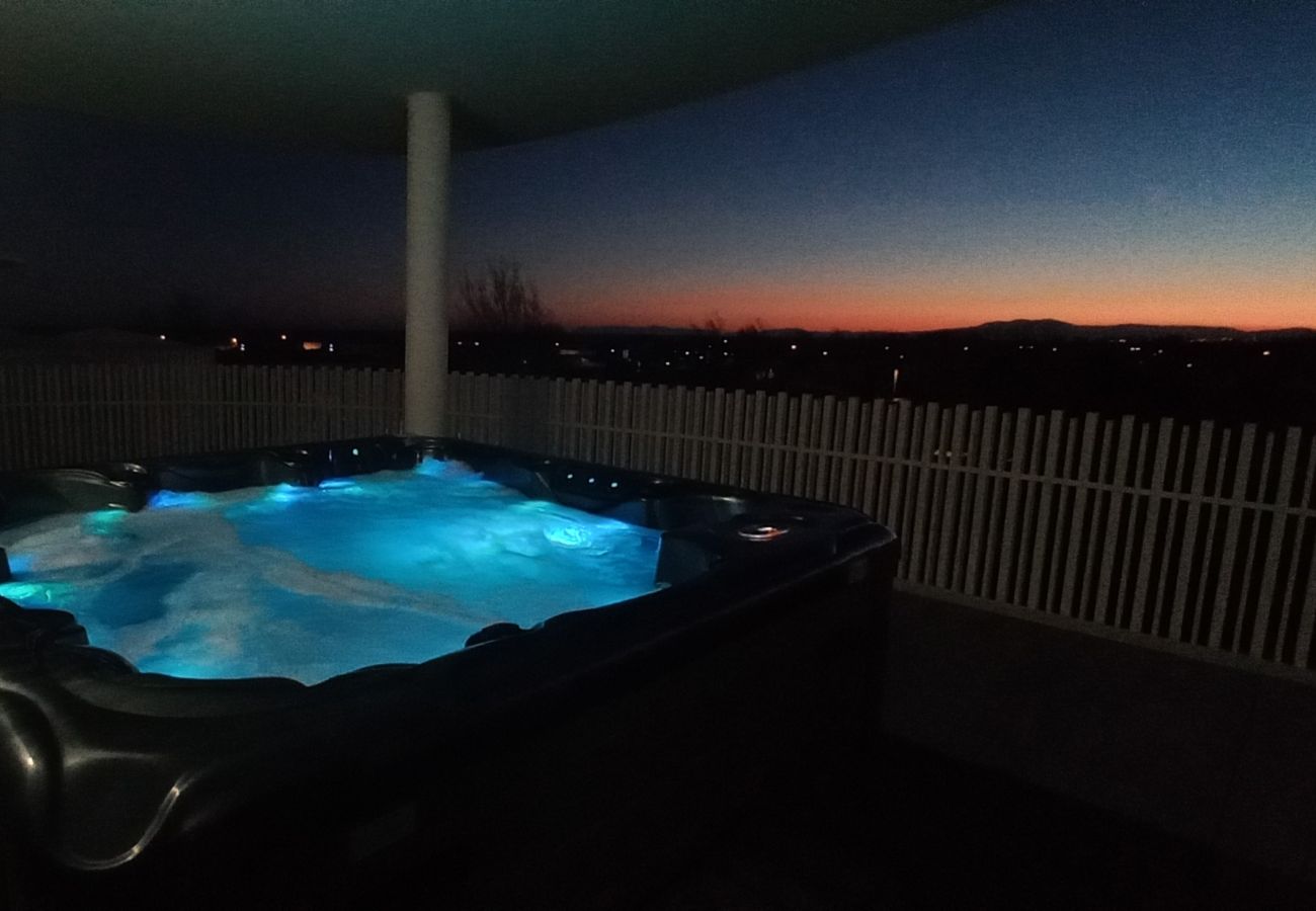 Appartement à Sérignan -  Appartement d’exception avec terrasse panoramique, jacuzzi & piscine – The Best Partner Immoplage by Valras'Loc