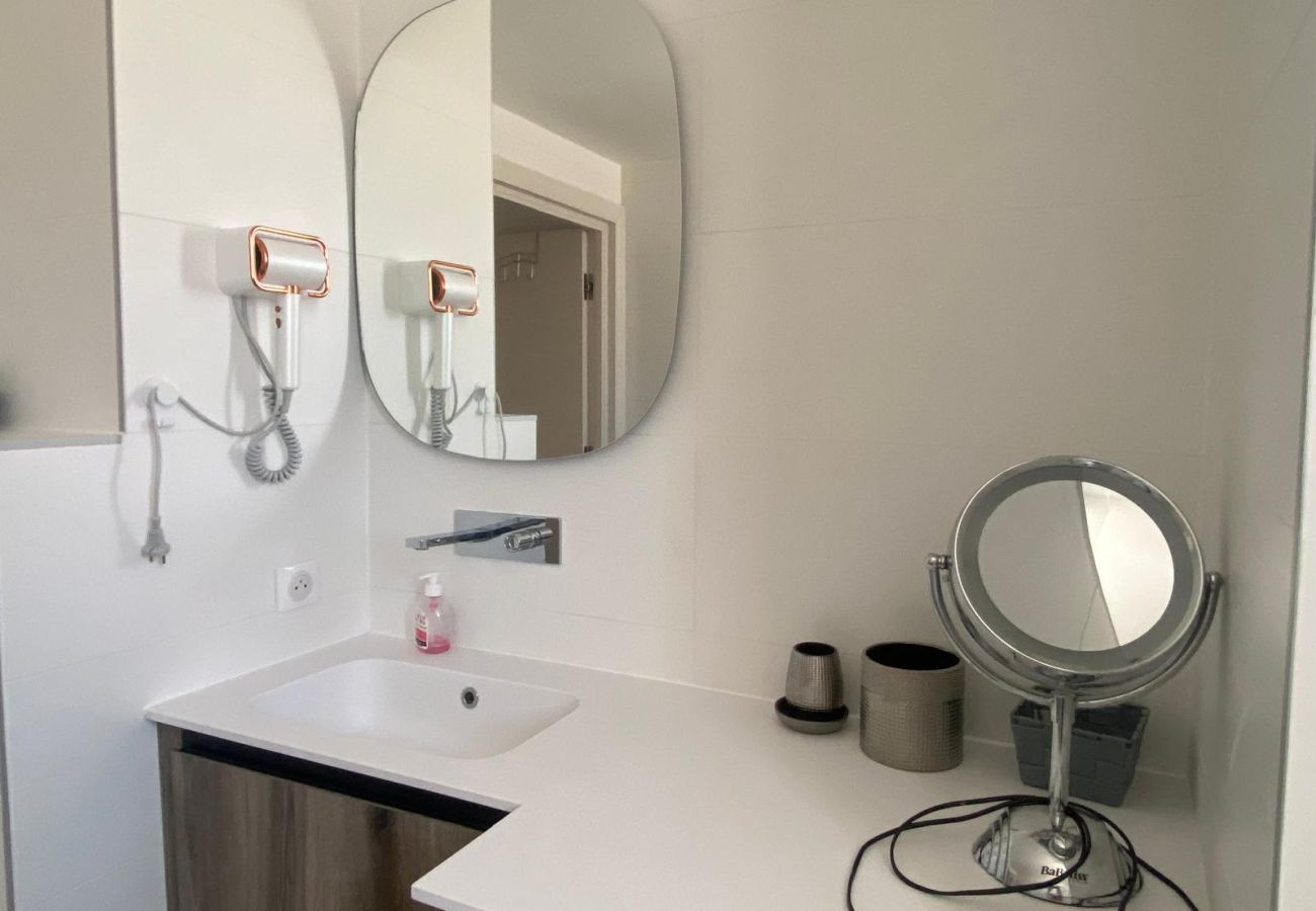 Appartement à Sérignan -  Appartement d’exception avec terrasse panoramique, jacuzzi & piscine – The Best Partner Immoplage by Valras'Loc