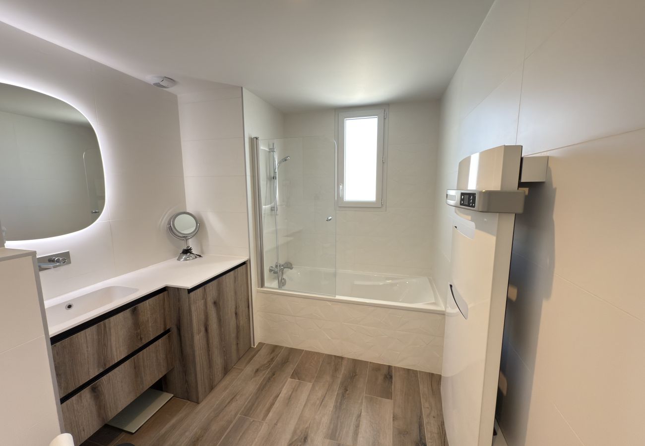 Appartement à Sérignan -  Appartement d’exception avec terrasse panoramique, jacuzzi & piscine – The Best Partner Immoplage by Valras'Loc