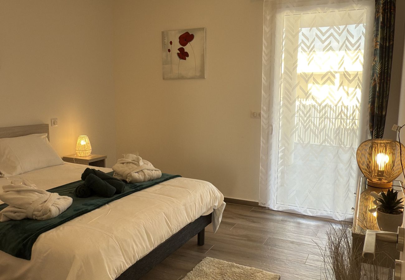 Appartement à Sérignan -  Appartement d’exception avec terrasse panoramique, jacuzzi & piscine – The Best Partner Immoplage by Valras'Loc