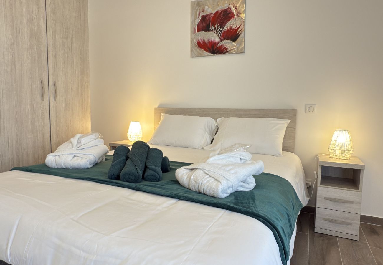 Appartement à Sérignan -  Appartement d’exception avec terrasse panoramique, jacuzzi & piscine – The Best Partner Immoplage by Valras'Loc