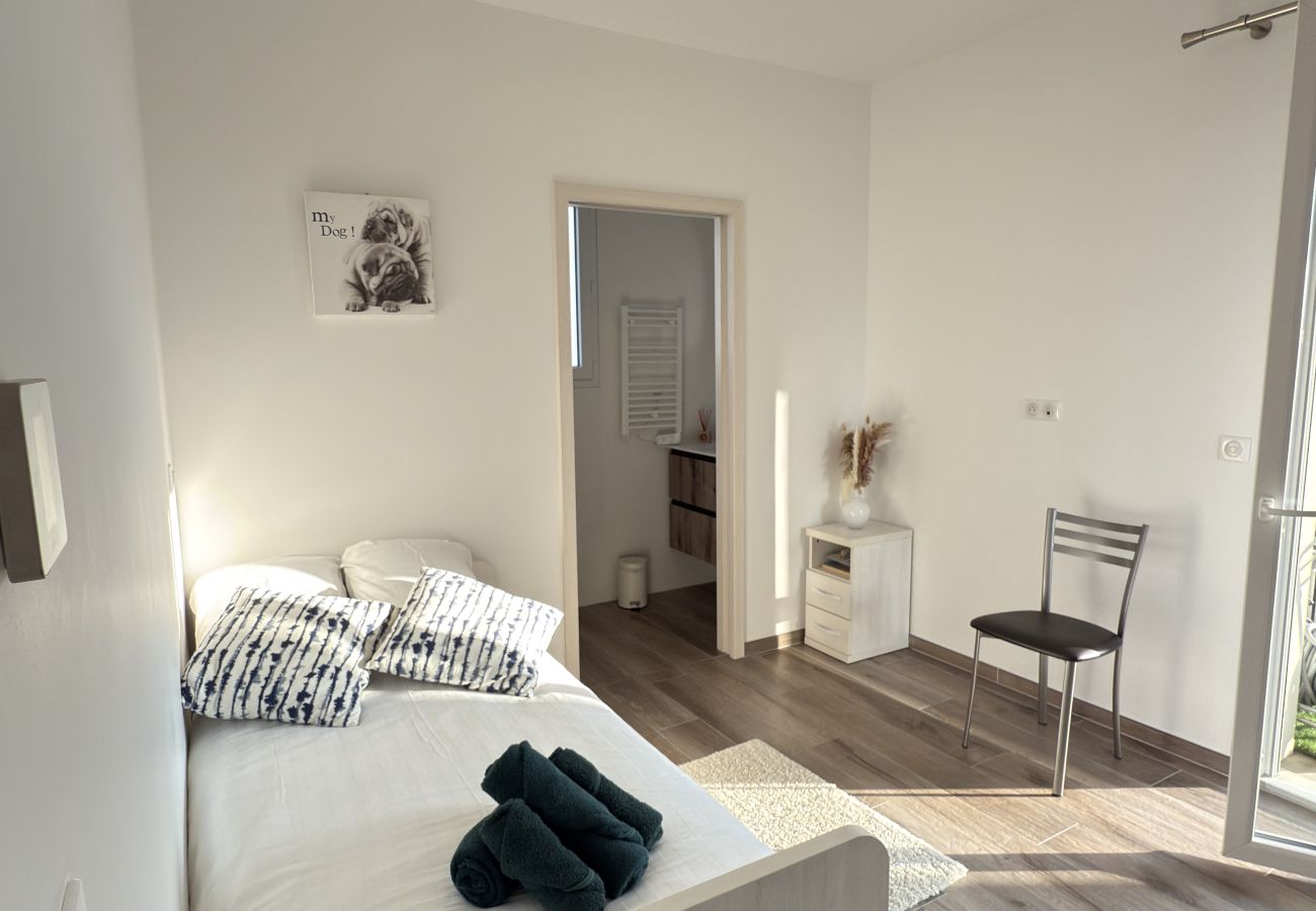 Appartement à Sérignan -  Appartement d’exception avec terrasse panoramique, jacuzzi & piscine – The Best Partner Immoplage by Valras'Loc