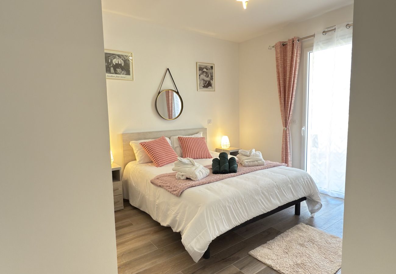 Appartement à Sérignan -  Appartement d’exception avec terrasse panoramique, jacuzzi & piscine – The Best Partner Immoplage by Valras'Loc