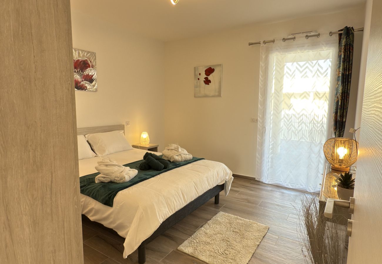 Appartement à Sérignan -  Appartement d’exception avec terrasse panoramique, jacuzzi & piscine – The Best Partner Immoplage by Valras'Loc