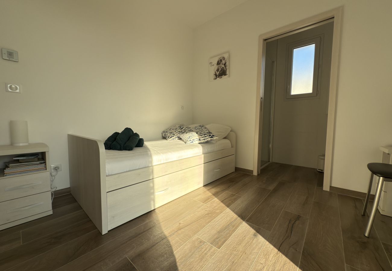 Appartement à Sérignan -  Appartement d’exception avec terrasse panoramique, jacuzzi & piscine – The Best Partner Immoplage by Valras'Loc